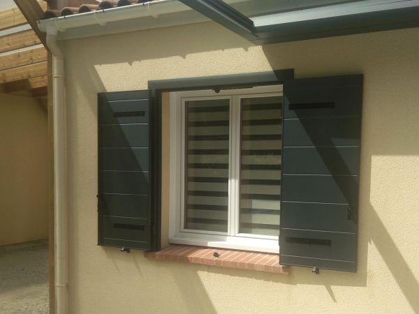 installation-pose-volet-exterieur-gris-anthracite-mur-beige-menuiserie-marionneau-vallet-nantes-loroux-bottereau-44-2024-4E3B04AD4-D4EB-607C-4A85-C18D5C776950.jpg