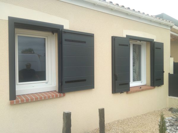 installation-pose-volet-exterieur-gris-anthracite-mur-beige-menuiserie-marionneau-vallet-nantes-loroux-bottereau-44-2024-6D8B7216E-8A10-7630-C87D-10B903CE5880.jpg