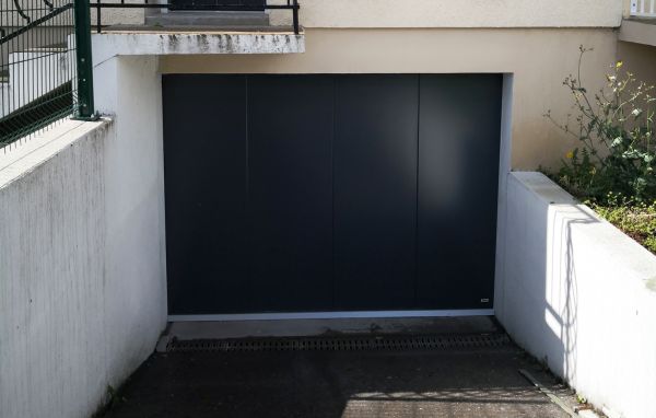 installation-pose-portes-garage-noir-anthracite-menuiserie-marionneau-vallet-44-15FD99F09E-2A82-CDCD-01BD-2D8CBD1D6EEA.jpg